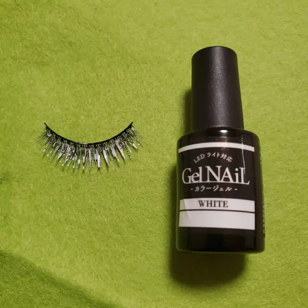 ジェルネイル塗装後のつけまつ毛