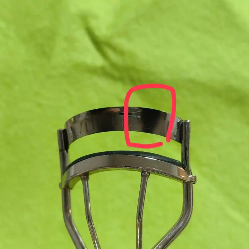 ビューラーが煤けた状態