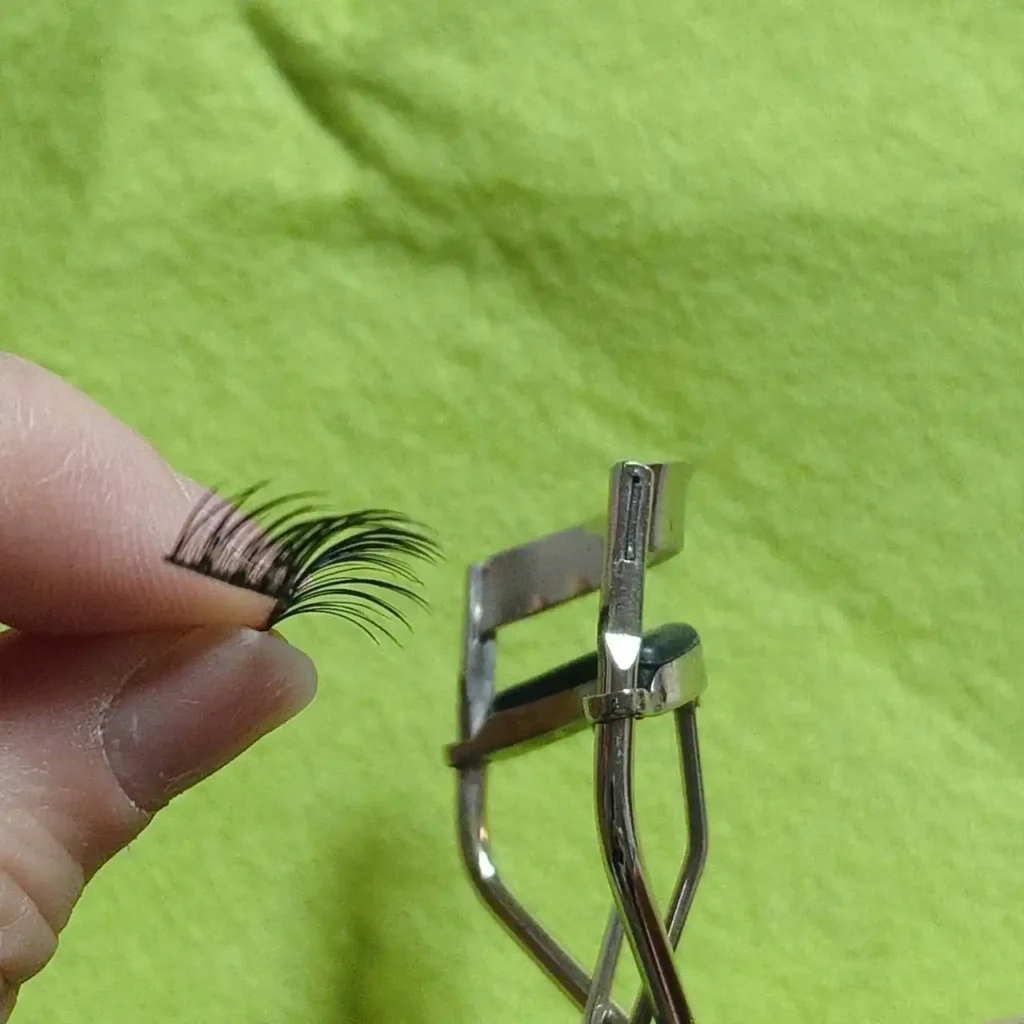 ビューラーにつけまを挟む方向